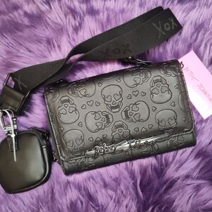 Black Skull Embossed Crossbody Bag - Betsey Johnson ☠️🎀